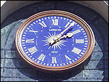 Cadran de l'horloge de l'église Saint Roch à Paris . Réalisation à l'identique en lave émaillée bleu de France lettrage à l'or